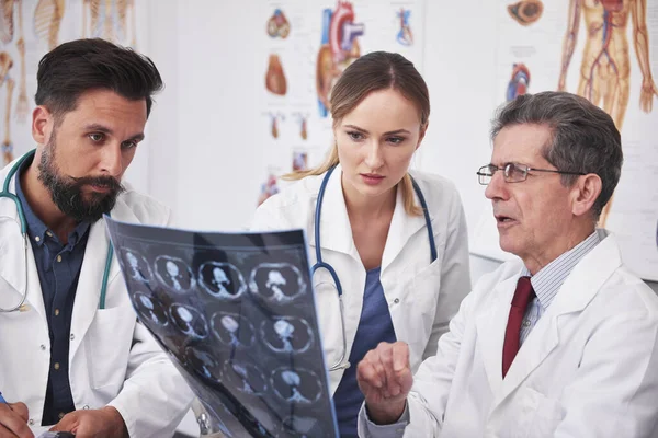 Drei Umtriebige Ärzte Diskutieren Einige Krankenakten — Stockfoto