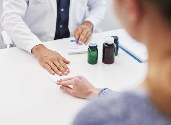 Primo Piano Del Paziente Che Tangente Medico — Foto Stock