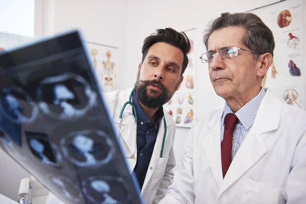 Umtriebige Ärzte Diskutieren Über Röntgenbild — Stockfoto