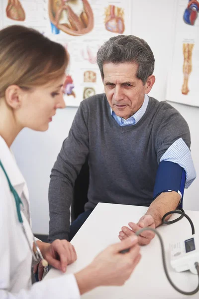 Doctor Measures Pressure Senior Patient — Stock Photo, Image