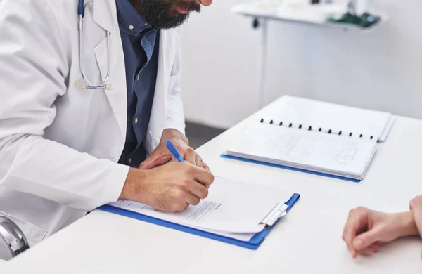 Doutor Escrevendo Uma Receita Para Seu Paciente — Fotografia de Stock