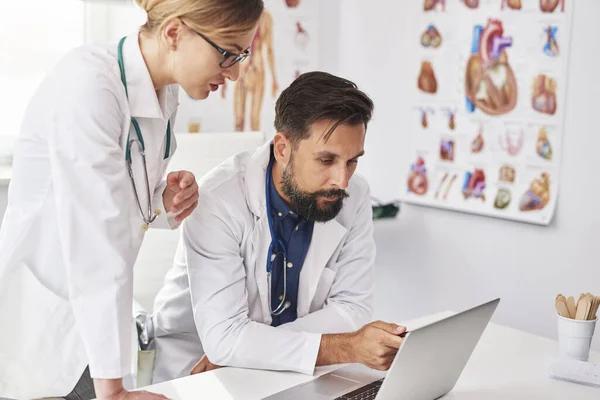 Dos Médicos Ocupados Con Portátil — Foto de Stock