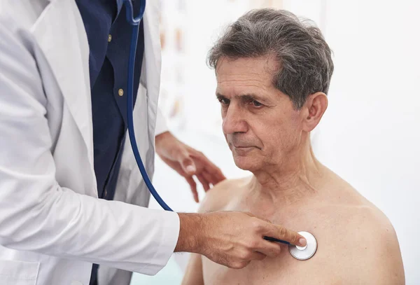Close Doctor Examining Senior Man — Stock Photo, Image
