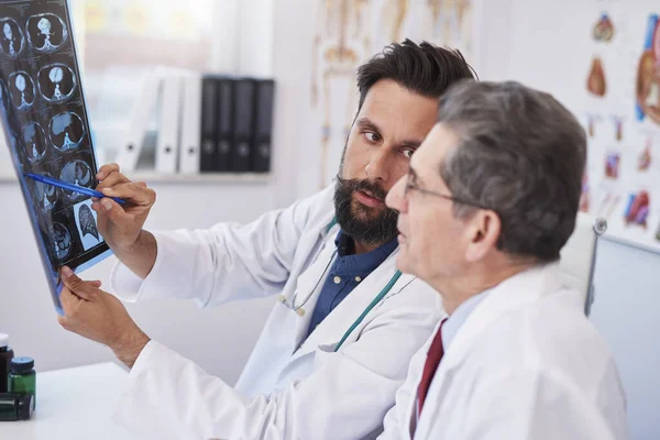 Dva Zaneprázdnění Lékaři Diskutují Rentgenovém Snímku — Stock fotografie