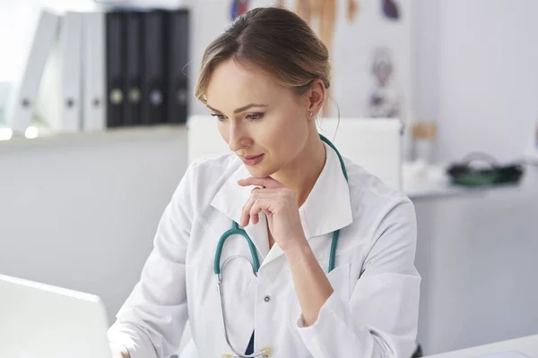 Médico Femenino Que Trabaja Con Portátil Consultorio Médico —  Fotos de Stock