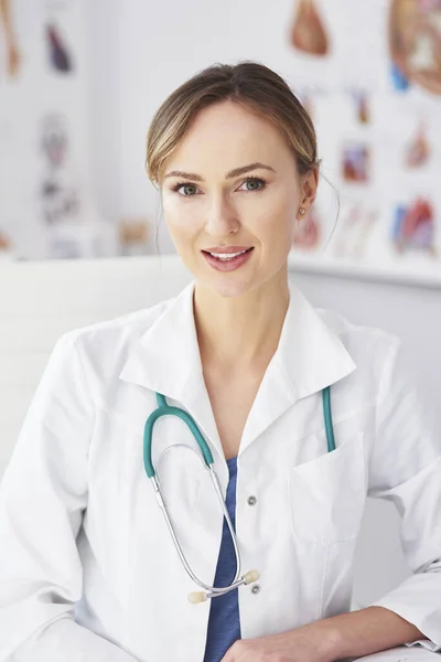 Portrait Smiling Female Doctor Her Doctor Office — Stock Photo, Image