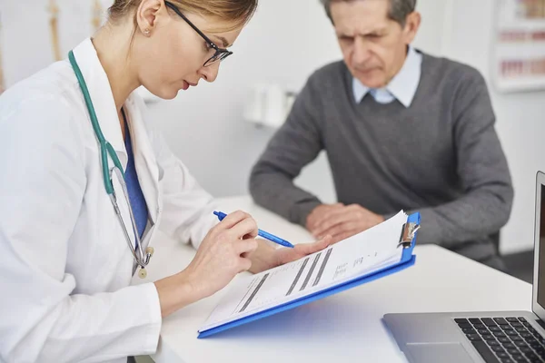 Doctor Mirando Los Resultados Portapapeles — Foto de Stock