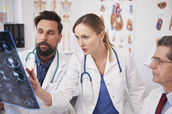 Especialistas Revisando Resultados Tomografía Cerebral —  Fotos de Stock