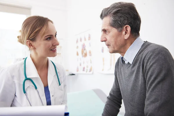 Senior Bei Routinebesuch Beim Arzt — Stockfoto