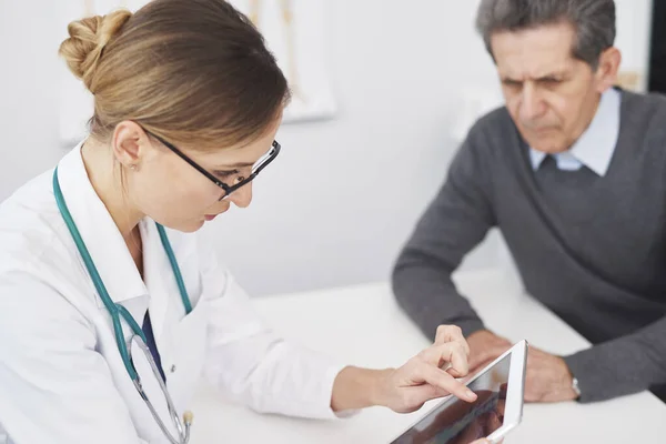 Medico Guardando Risultati Degli Esami Sul Tablet Digitale — Foto Stock