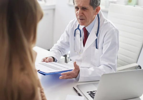 Médico Sênior Conversando Com Mulher Consultório Médico — Fotografia de Stock