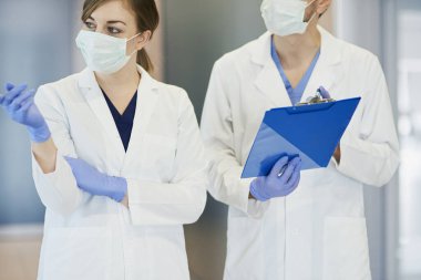 Koruyucu maskeli iki doktor