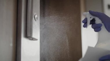 Asansör düğmelerini dezenfekte eden el kameraları. 8K 'da kırmızı helyum kamerayla çekildi..