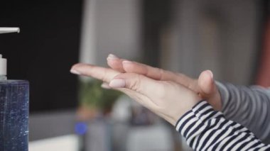 İşten önce el kamerasıyla dezenfekte edilen eller. 8K 'da kırmızı helyum kamerayla çekildi..