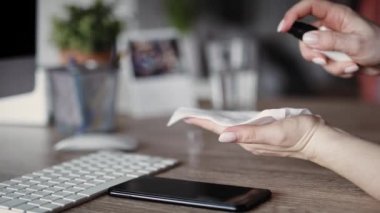 Ofisteki telefonu temizleyen kadının el kamerasıyla çekilmiş görüntüsü. 8K 'da kırmızı helyum kamerayla çekildi..