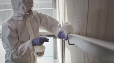 Temiz takım elbiseli birinin tırabzanı dezenfekte edişinin videosu. 8K 'da kırmızı helyum kamerayla çekildi..