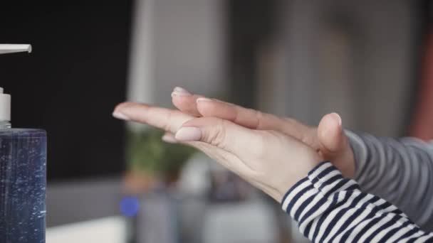 Vidéo portable des mains désinfectées avant le travail. Tourné avec caméra hélium rouge en 8K .