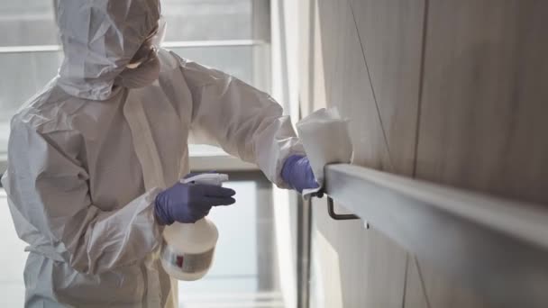 Video Una Persona Traje Limpio Desinfectando Una Barandilla Fotografía Con — Vídeos de Stock