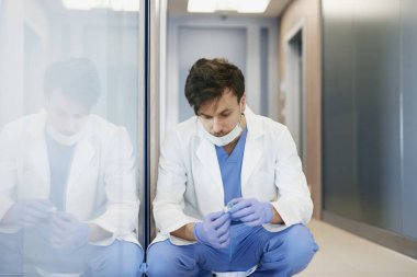 Bir ampul tıbbi tedavi ile yorgun doktor