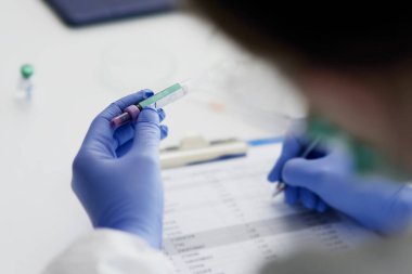 Coronavirus testinden sonra doktor notlar alıyor.