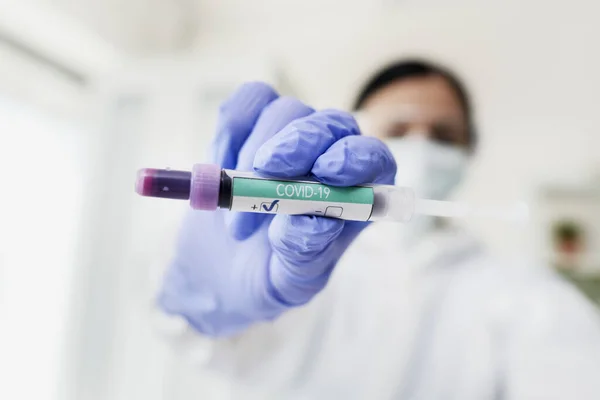 Técnico Mostrando Tubo Ensaio Positivo Coronavírus — Fotografia de Stock