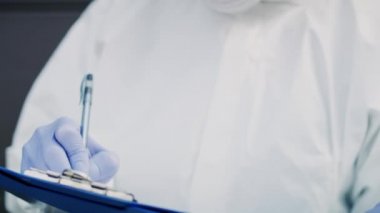 Elinde belge olan iki teknisyen yukarı doğru eğilsin. 8K 'da kırmızı helyum kamerayla çekildi..