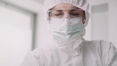 Koronavirüsün pozitif tıbbi sonucu. 8K 'da kırmızı helyum kamerayla çekildi..