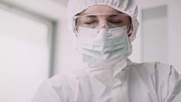 Koronavirüsün Pozitif Tıbbi Sonucu Kırmızı Helyum Kamerayla Çekildi — Stok video