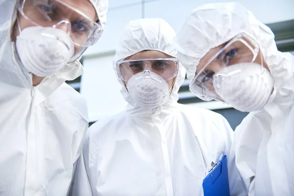 Grupo Técnicos Olhando Para Câmera — Fotografia de Stock