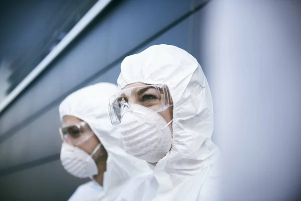 Técnicos Atenciosos Olhando Para Longe Durante Pausa Curta — Fotografia de Stock