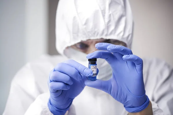 Technicien Tenant Une Ampoule Avec Coronavirus Cure — Photo