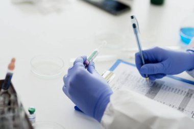 Doktor tıbbi muayene yapıyor.  