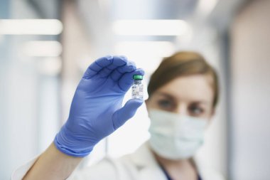 Doktor hastalığa bir çare tutuyor. 