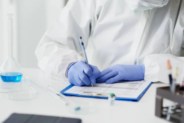 Técnico Fazendo Anotações Exame Médico — Fotografia de Stock