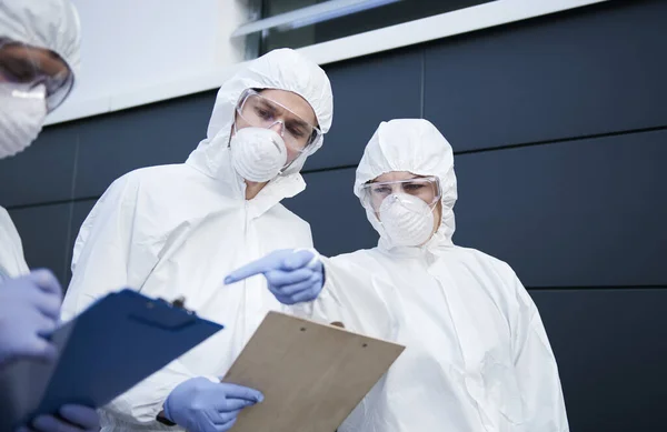 Grupo Técnicos Que Pesquisam Alguns Exames Médicos — Fotografia de Stock