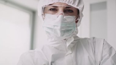 Laboratuvar doktorunun koronavirüs tedavisini gösteren videosu. 8K 'da kırmızı helyum kamerayla çekildi..
