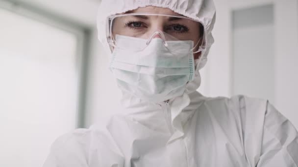 Відео Лікаря Лабораторії Показує Ліки Від Коронавірусу Знімок Гелієвою Камерою — стокове відео