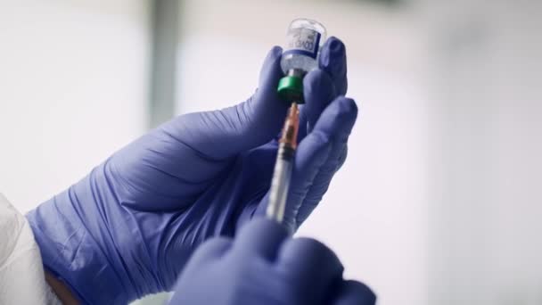 Відео Рук Людини Коронавірусною Медициною Шприцом Знімок Гелієвою Камерою Red — стокове відео