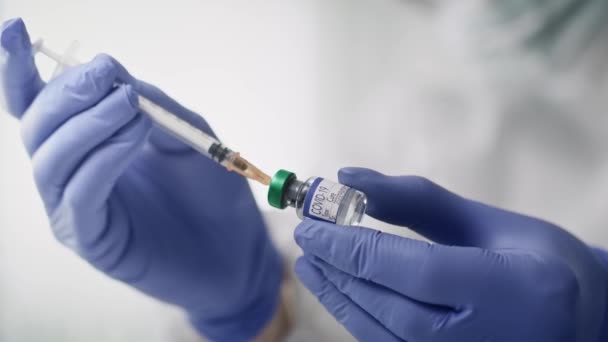 Vidéo Médecin Appliquant Vaccin Contre Coronavirus Dans Seringue Tourné Avec — Video