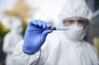 Koronavirüs testi yapan bir teknisyen.