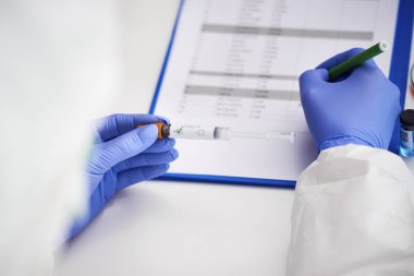 Koronavirüs testinin pozitif tıbbi sonucu.