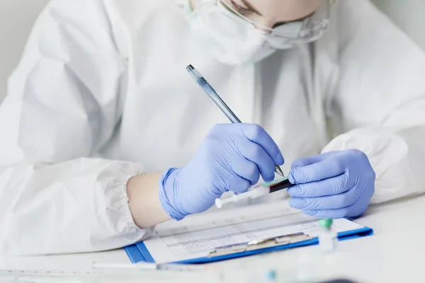 Técnico Haciendo Exámenes Médicos Laboratorio — Foto de Stock