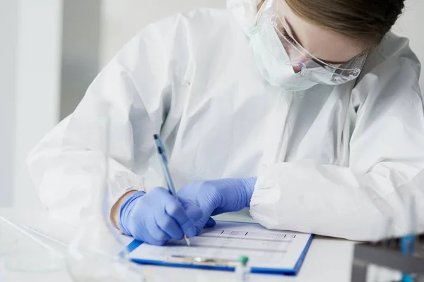 Técnico Feminino Fazendo Anotações Após Exame Médico — Fotografia de Stock