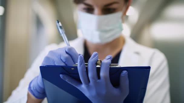 Docteur Marchant Faisant Examen Médical Tourné Avec Caméra Hélium Rouge — Video