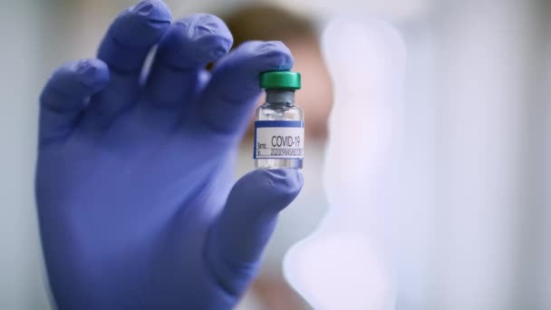 Docteur Montrant Une Ampoule Avec Remède Contre Coronavirus Tourné Avec — Video