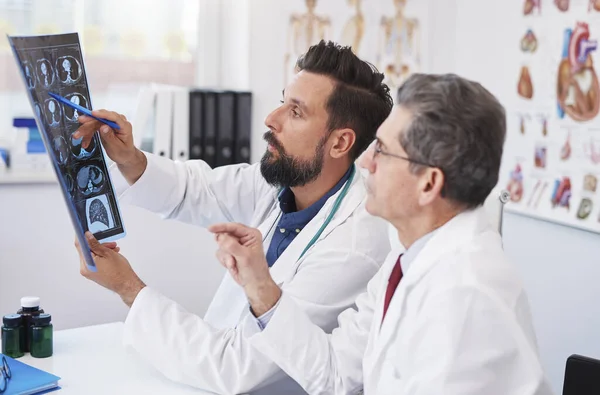 Zwei Ärzte Konsultieren Das Röntgenbild — Stockfoto