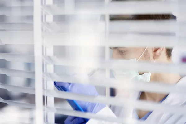 Doctor Tomando Notas Detrás Las Persianas Ventana — Foto de Stock