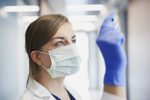 Doctor Máscara Protectora Con Una Ampolla Mano — Foto de Stock