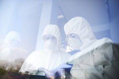 Bir grup teknisyen çalışıyor.