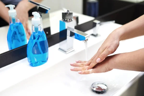 Close Van Vrouw Wassen Handen Badkamer — Stockfoto